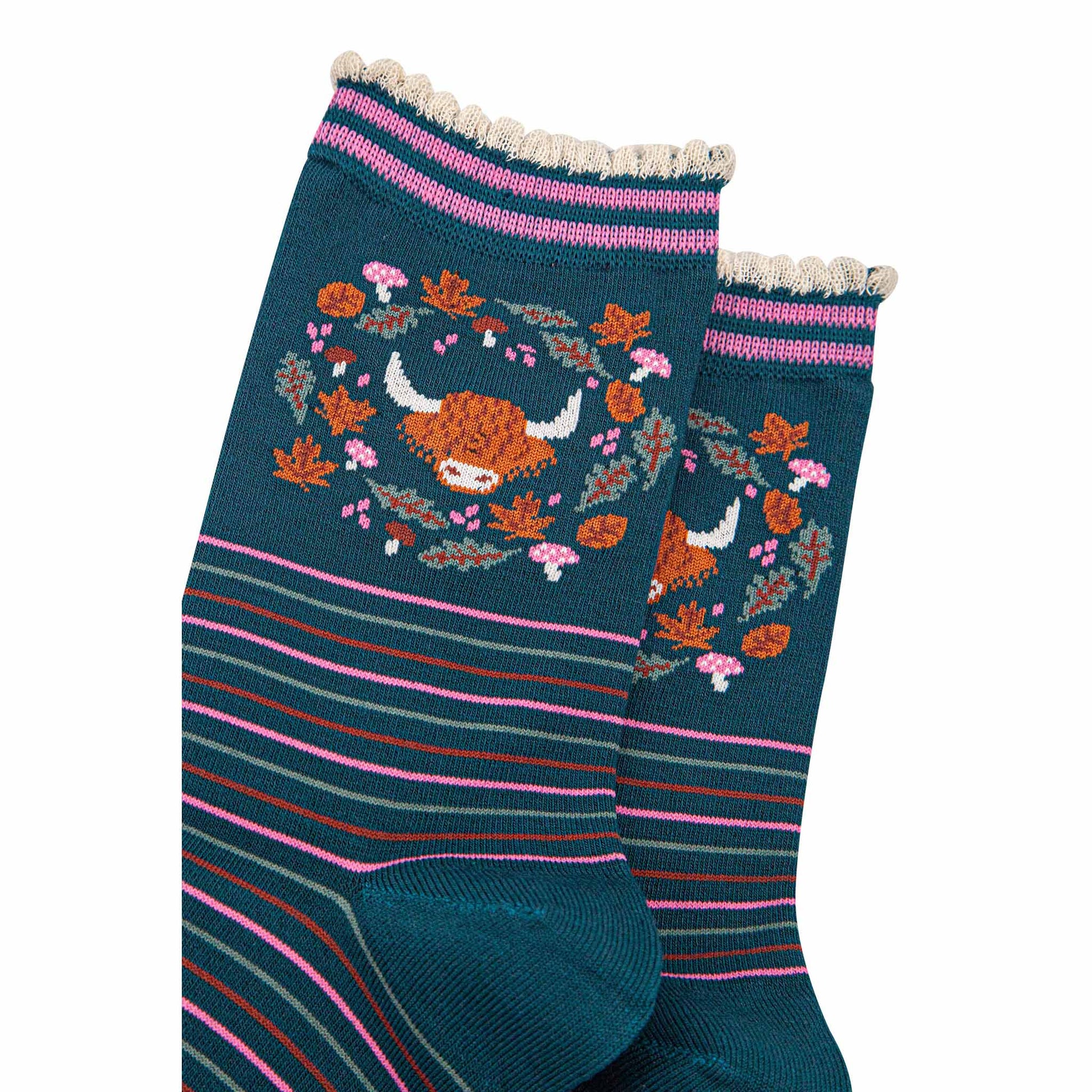 womens-bamboo-socks-forest-green-pink-highland-cow-floral-wreath-close-up