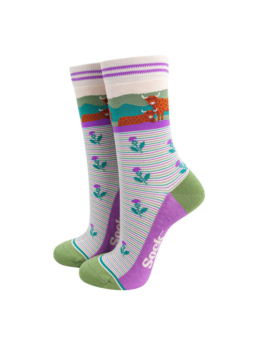 Highland-Cow-&-Thistles-Striped-Bamboo-Socsk-in-Cream-Mannequin