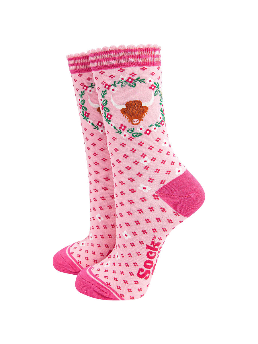 womens-bamboo-socks-pink-highland-cow-wreath-floral-scottish-coo
