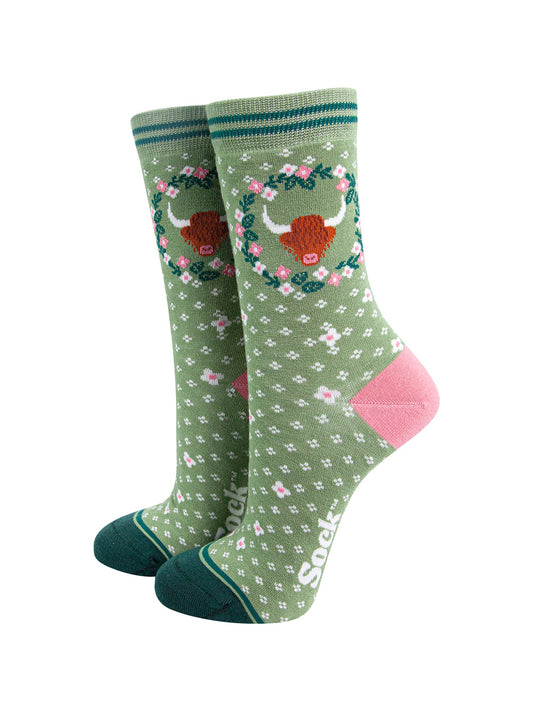 Highland-Cow-Floral-Wreath-Bamboo-Socks-in-Green-mannequin