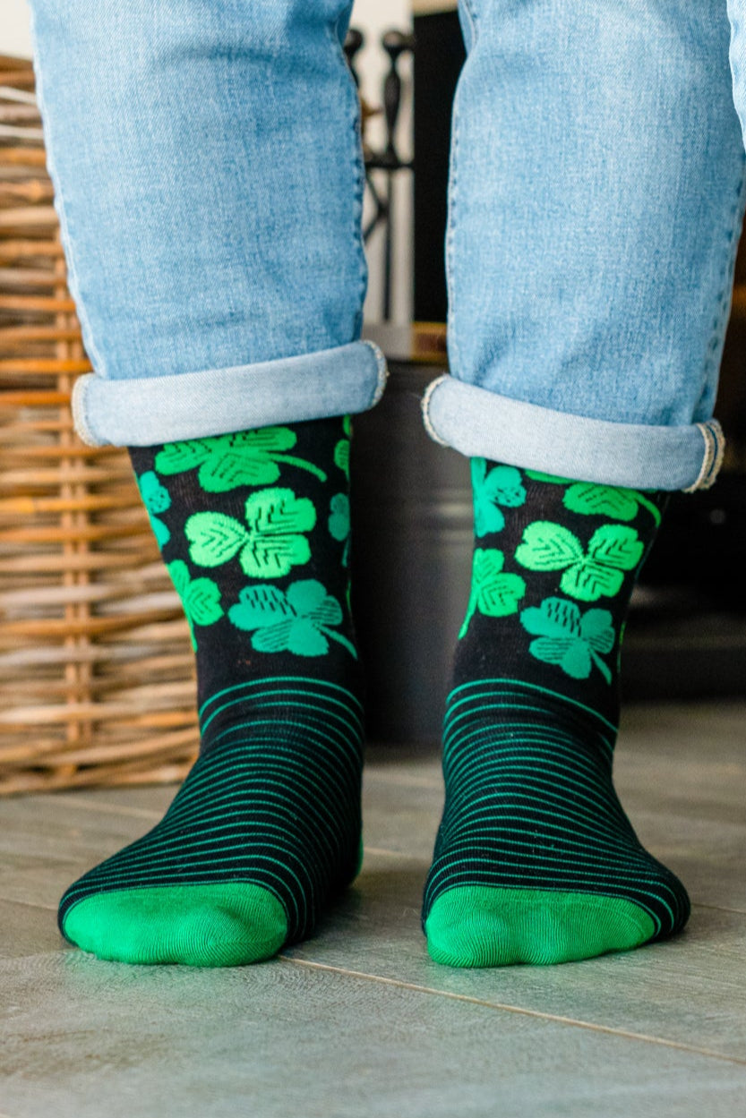 mens-irish-shamrock-and-four-leaf-clover-print-bamboo-socks