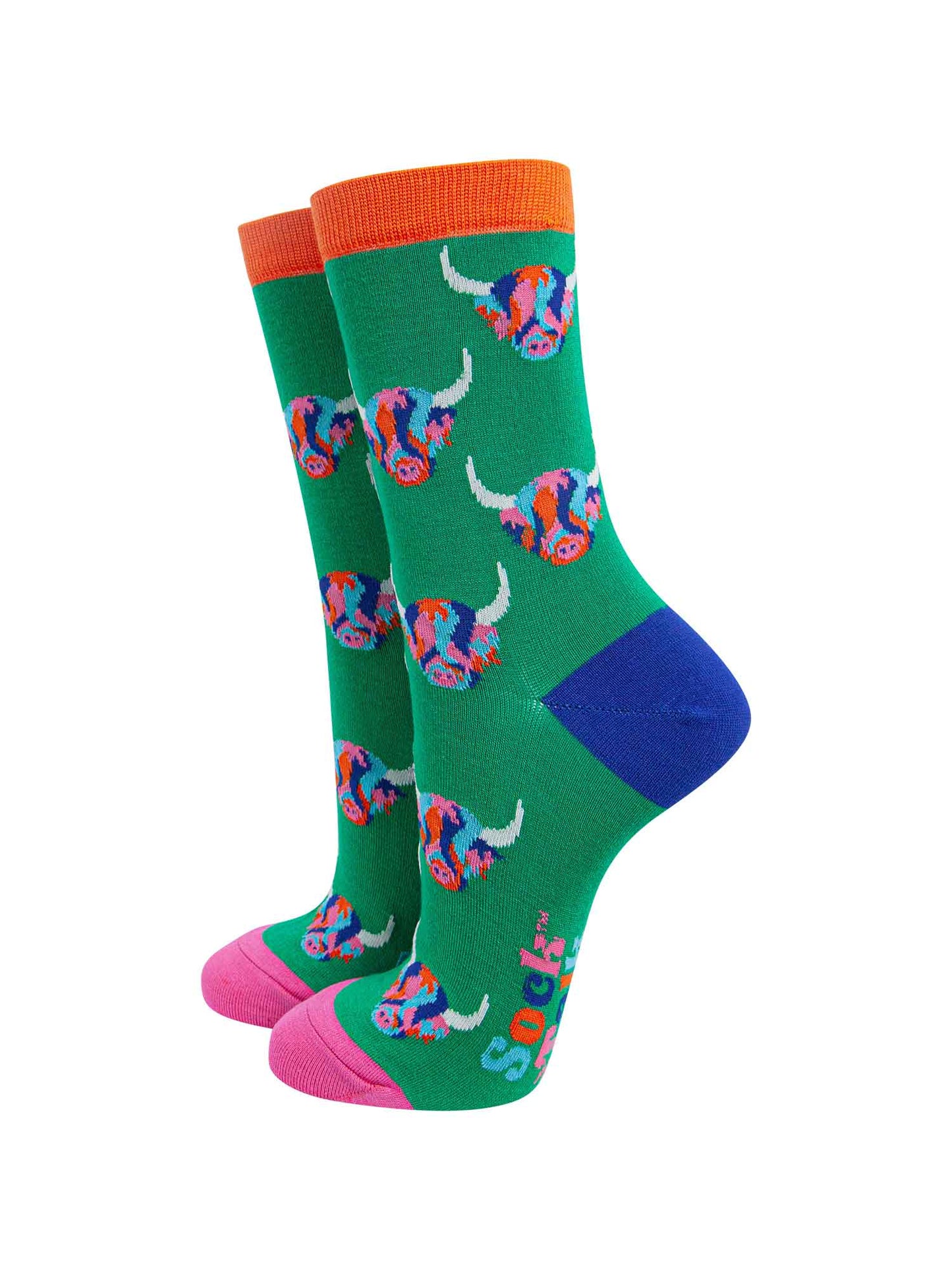 green bamboo ankle socks with a multicolorued rainbow highland cow print pattern