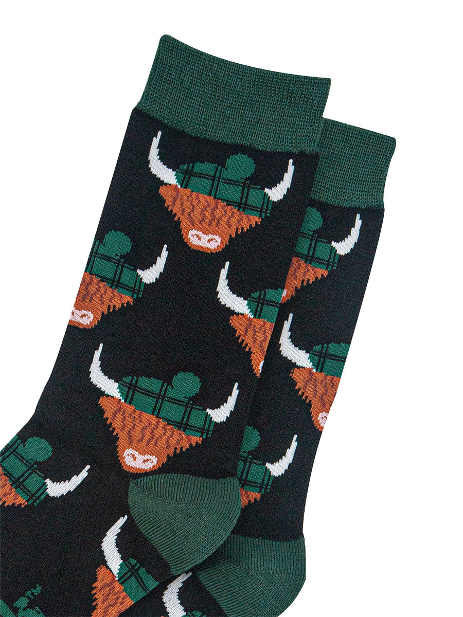 mens-bamboo-socks-black-forest-green-highland-cow-close-up