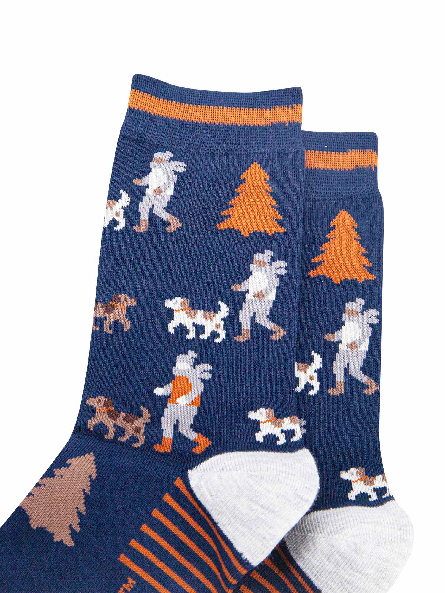 mens-bamboo-socks-navy-blue-light-grey-man-and-his-dog-close-up