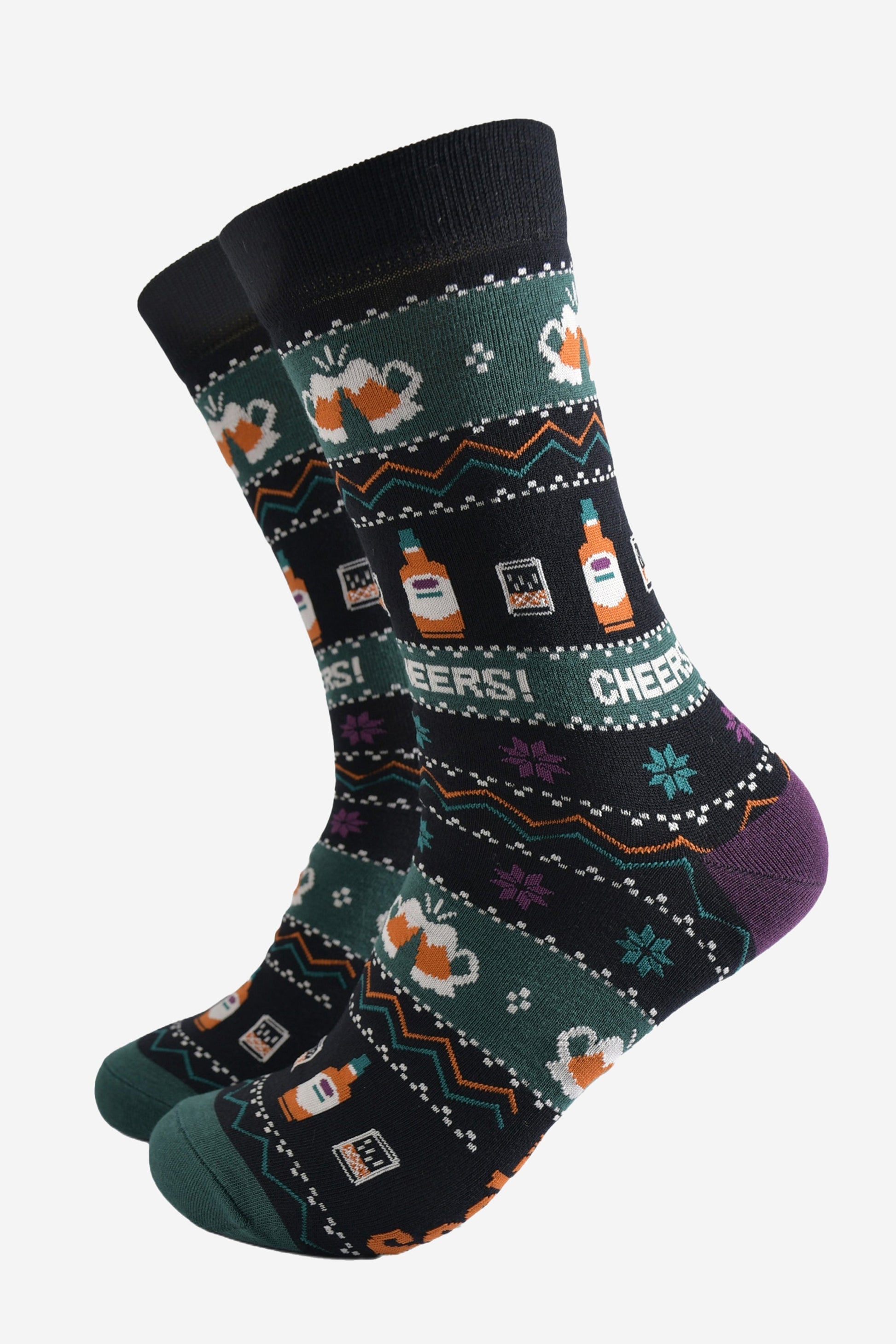 black and green bamboo socks featuring a fair isle pattern with pints of beer and whisky bottles and the word "cheers" 