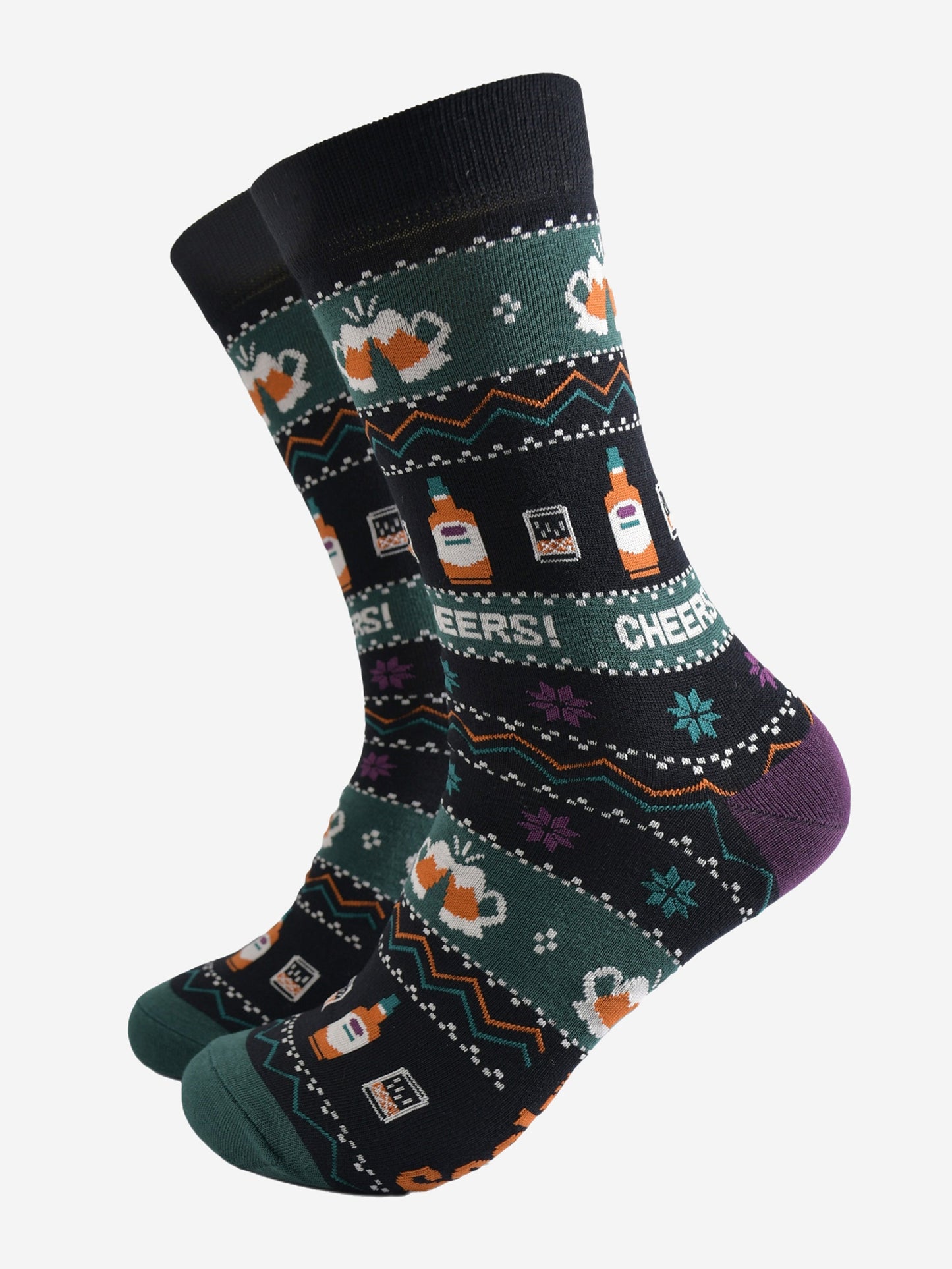 black and green bamboo socks featuring a fair isle pattern with pints of beer and whisky bottles and the word "cheers" 