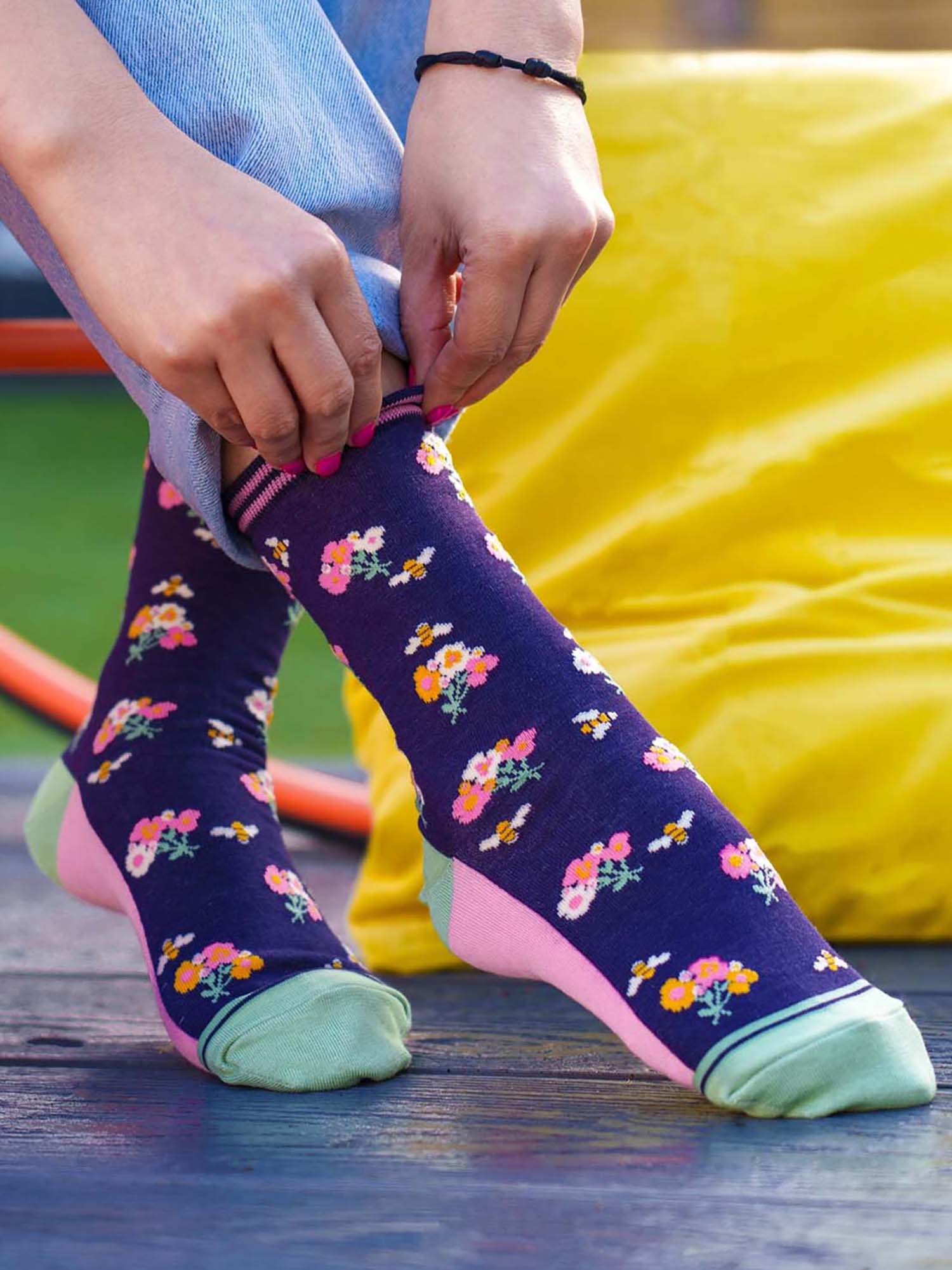 posy-floral-bamboo-socks-in-navy-blue