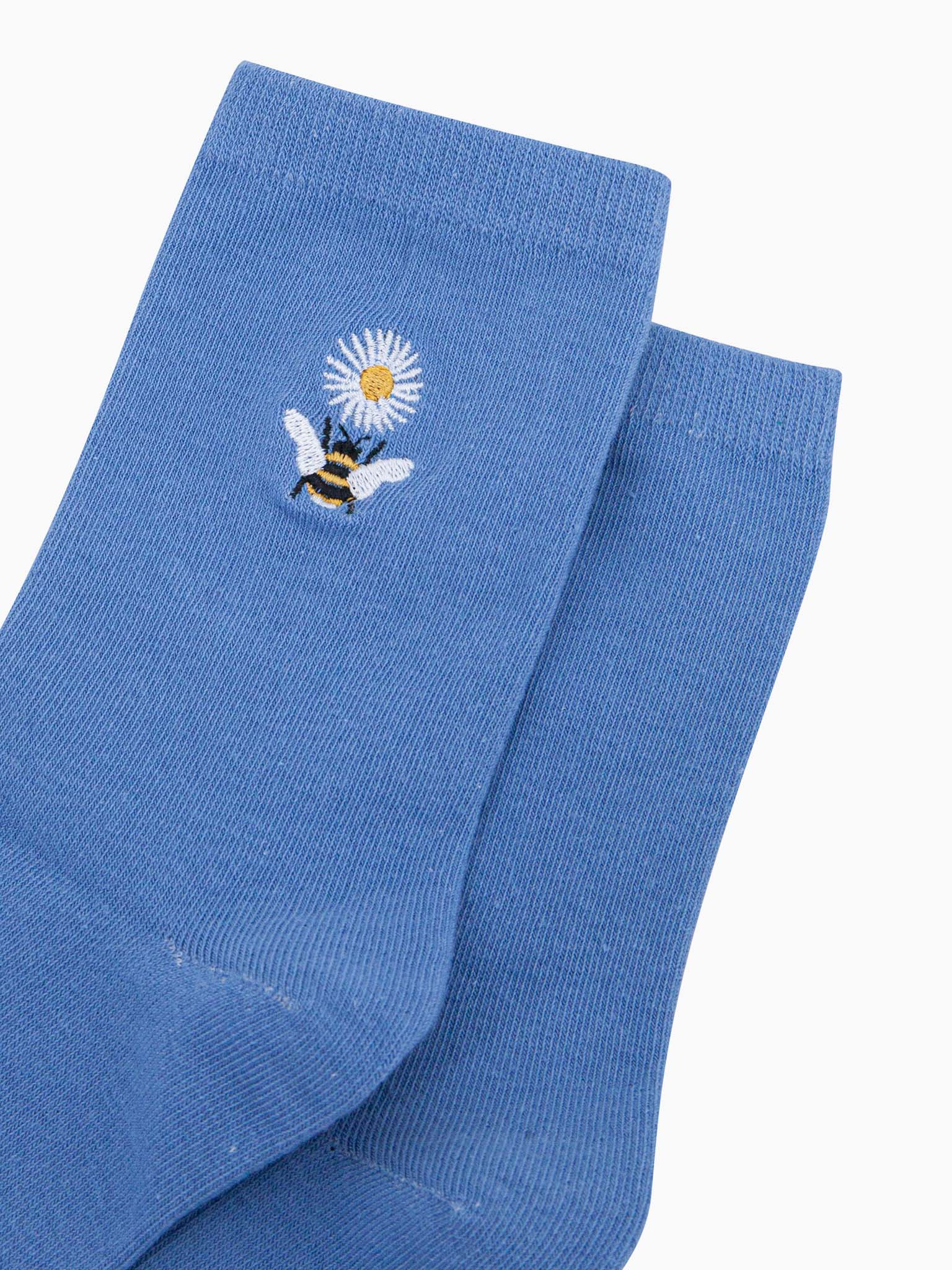 womens-embroidered-socks-light-blue-bee-daisy-flower-close-up-striped-bumblebee-hovering-at-a-white-daisy-flower