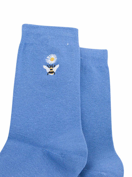 womens-embroidered-socks-light-blue-bee-daisy-flower-close-up-striped-bumblebee-hovering-at-a-white-daisy-flower