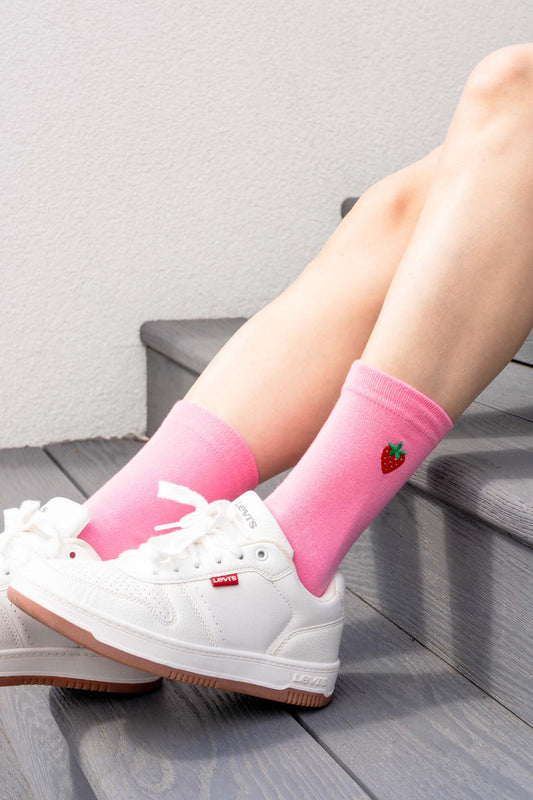 strawberry-embroidered-cotton-ankle-socks-in-pink