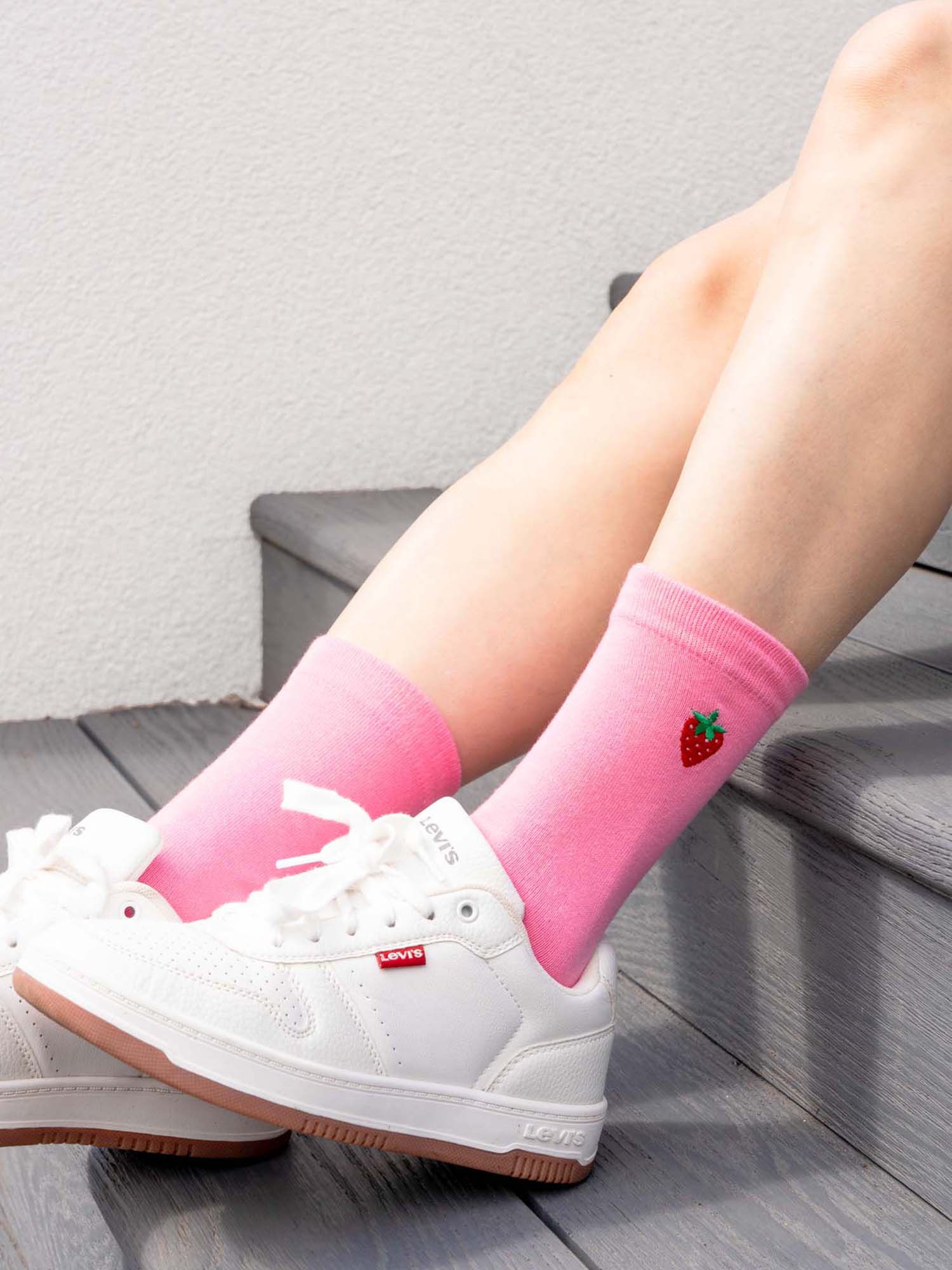 strawberry-embroidered-cotton-ankle-socks-in-pink