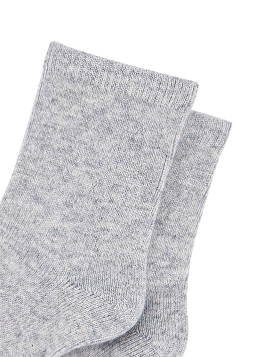 womens-cashmere-socks-ankle-socks-light-grey-cashmere-close-up