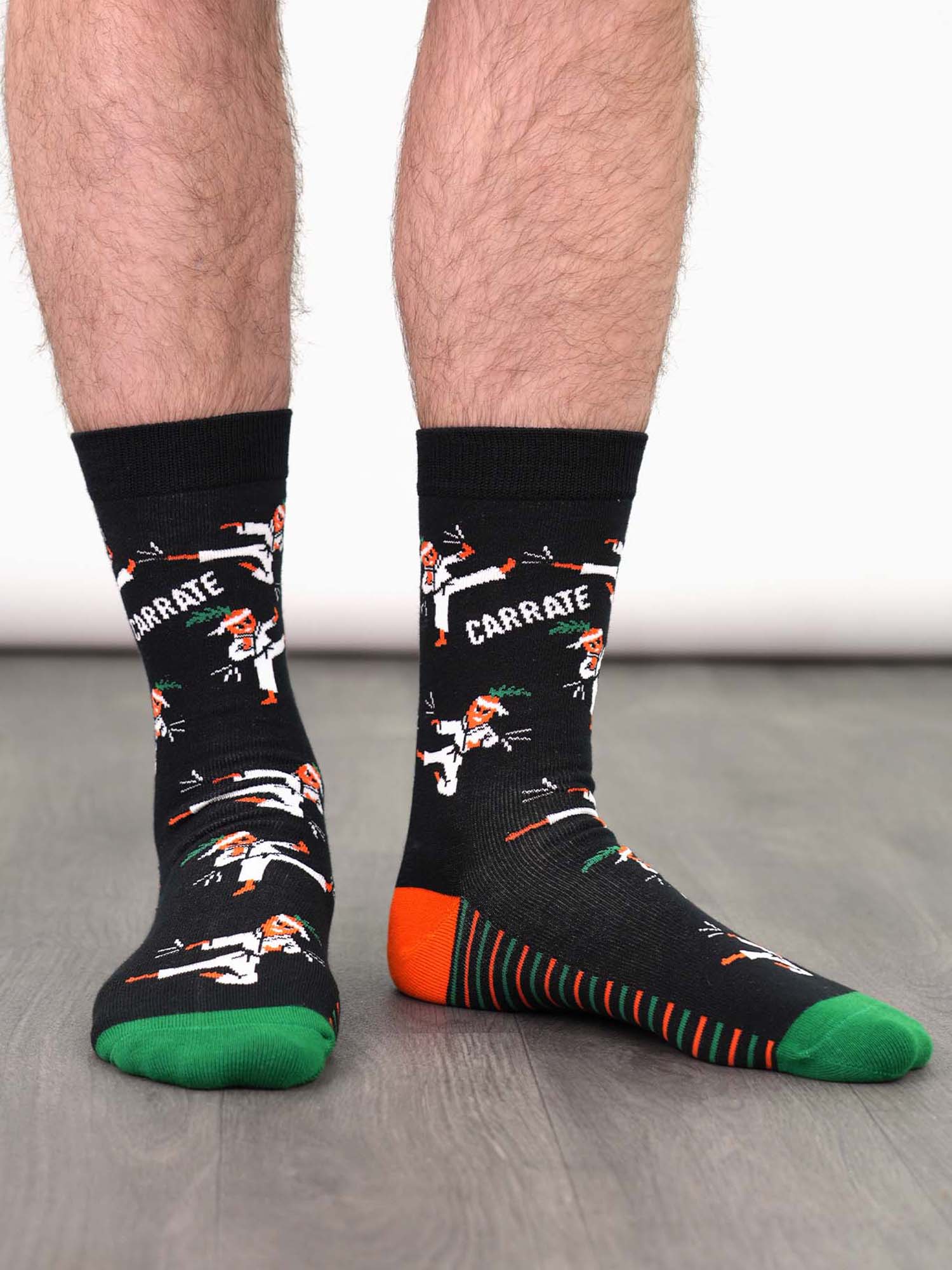carrate-carrot-print-combed-cotton-socks-in-black-and-orange