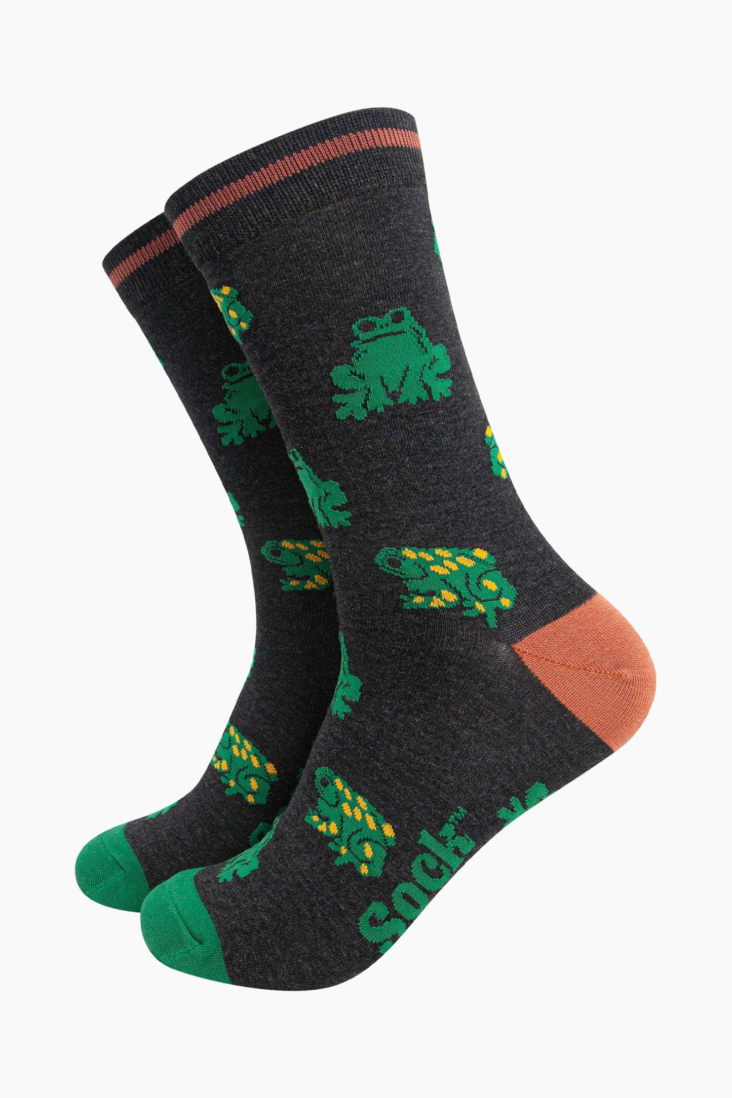 mens-bamboo-socks-black-frog-pattern-green-and-yellow-crouching-frogs