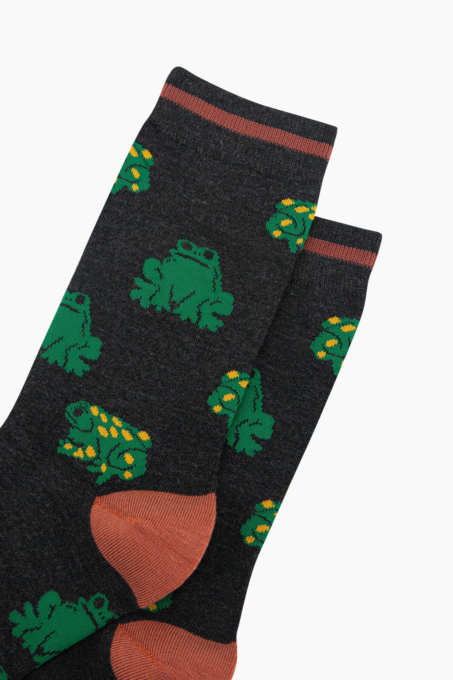 mens-bamboo-socks-black-frog-close-up-crouching-green-and-yellow-spotted-frogs-toads