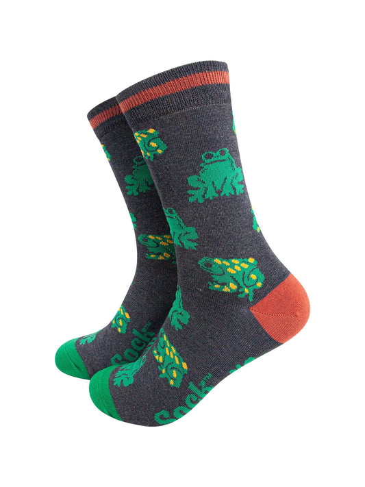 mens-bamboo-socks-black-frog-pattern-green-and-yellow-crouching-frogs