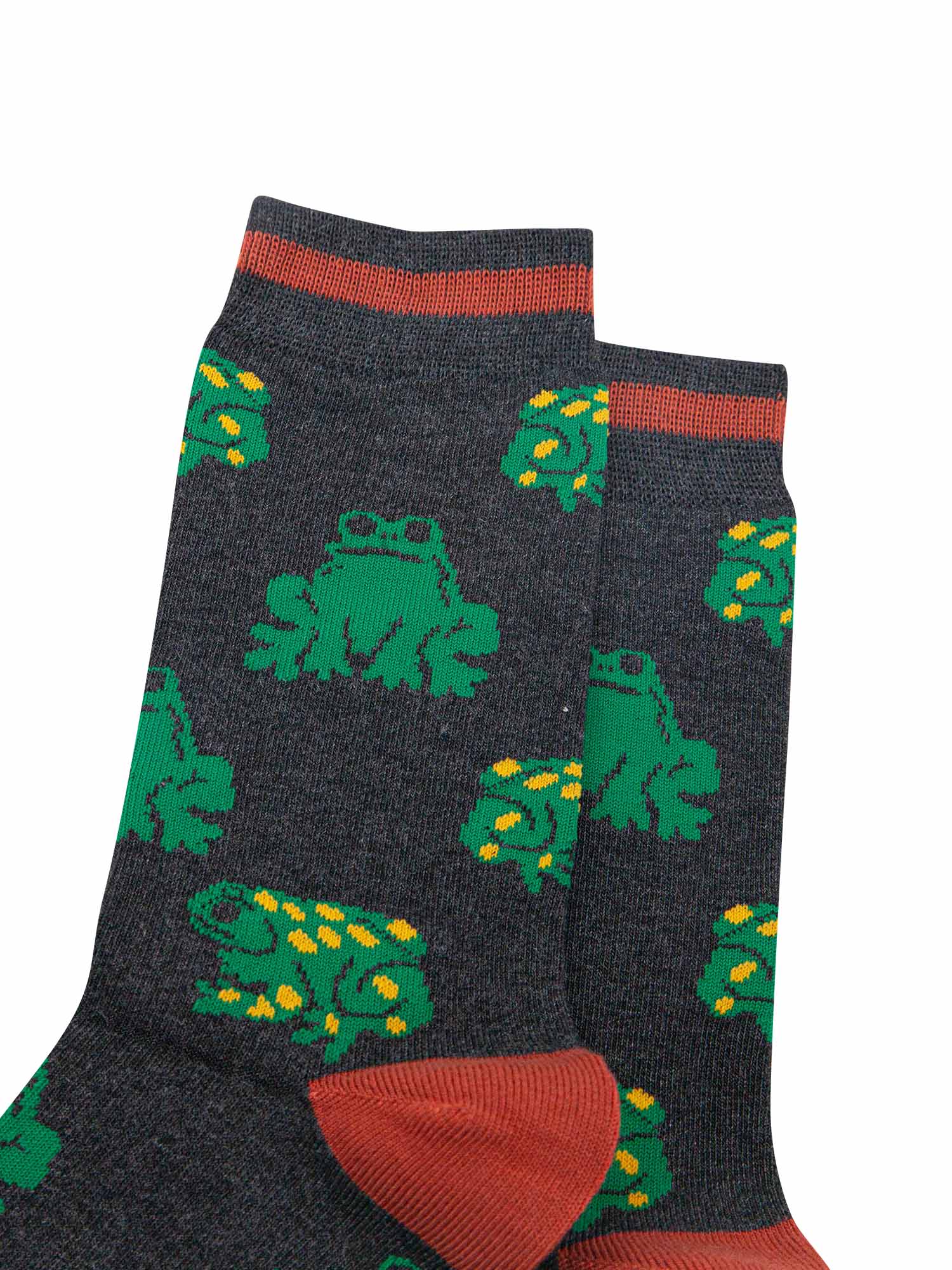 mens-bamboo-socks-black-frog-close-up-crouching-green-and-yellow-spotted-frogs-toads