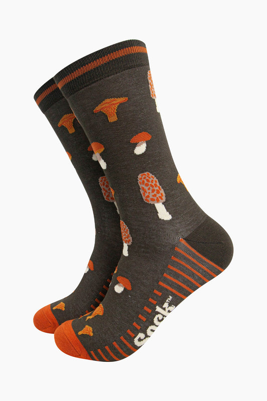 mens-bamboo-socks-khaki-mushroom-foraging-pattern-wild-woodland-fungi