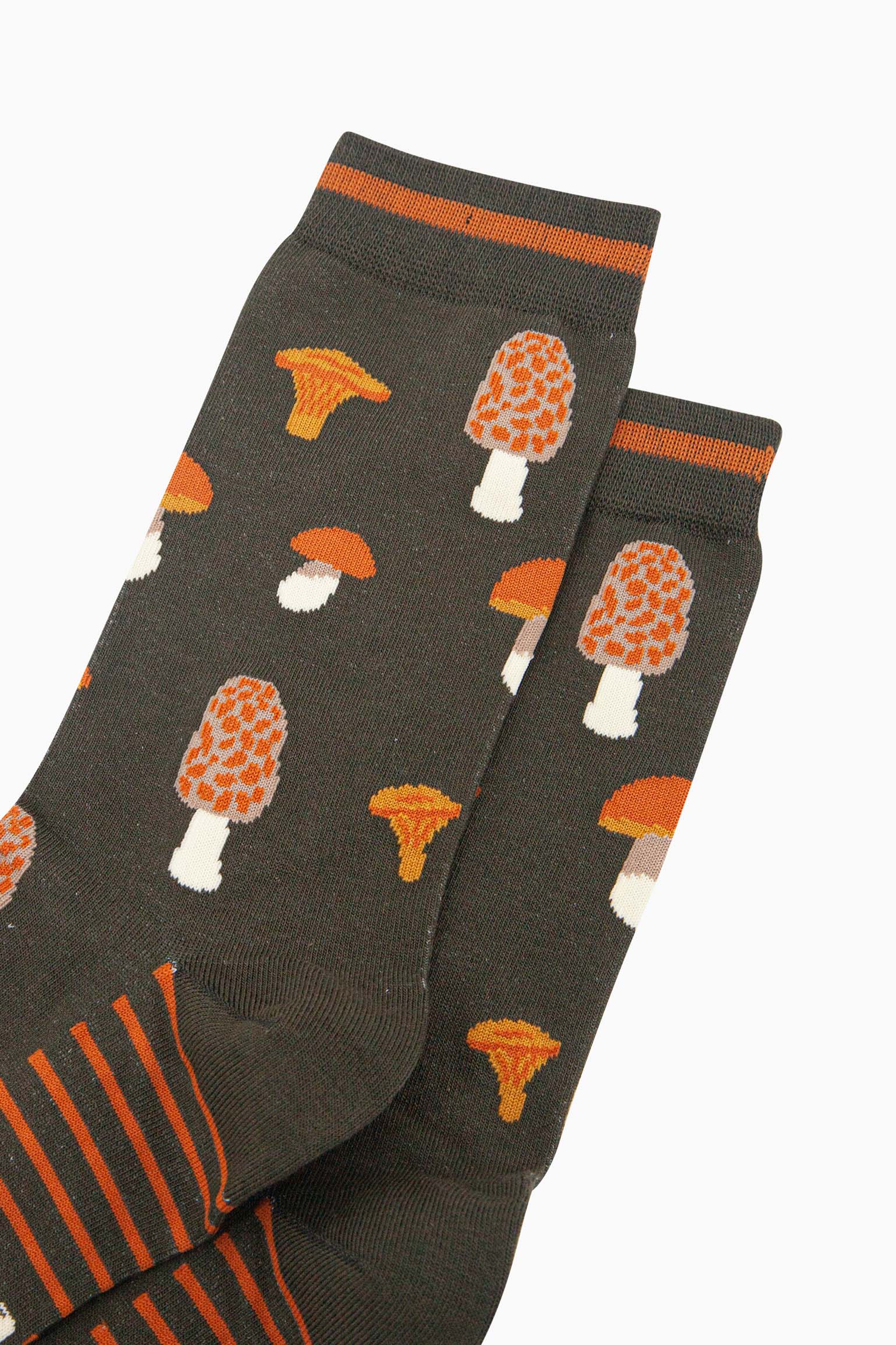 mens-bamboo-socks-khaki-mushroom-foraging-close-up-chanterelle-morel-wild