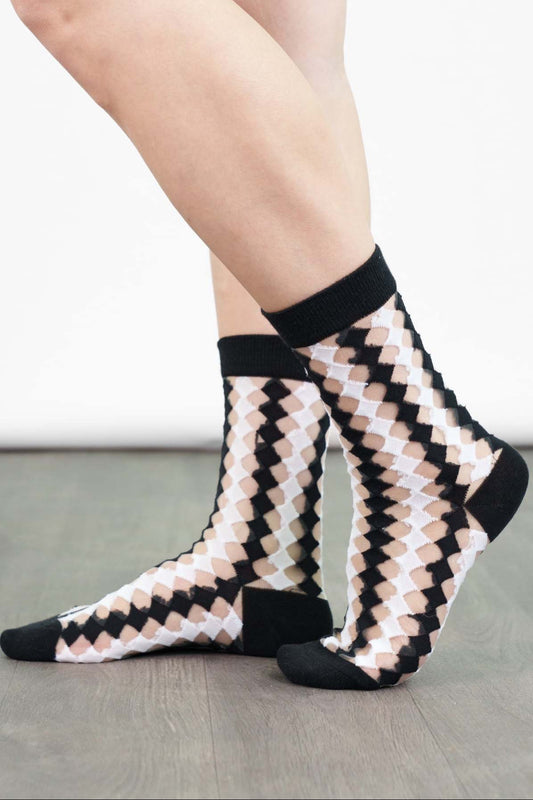 womens-sheer-ankle-socks-black-white-diamond-pattern