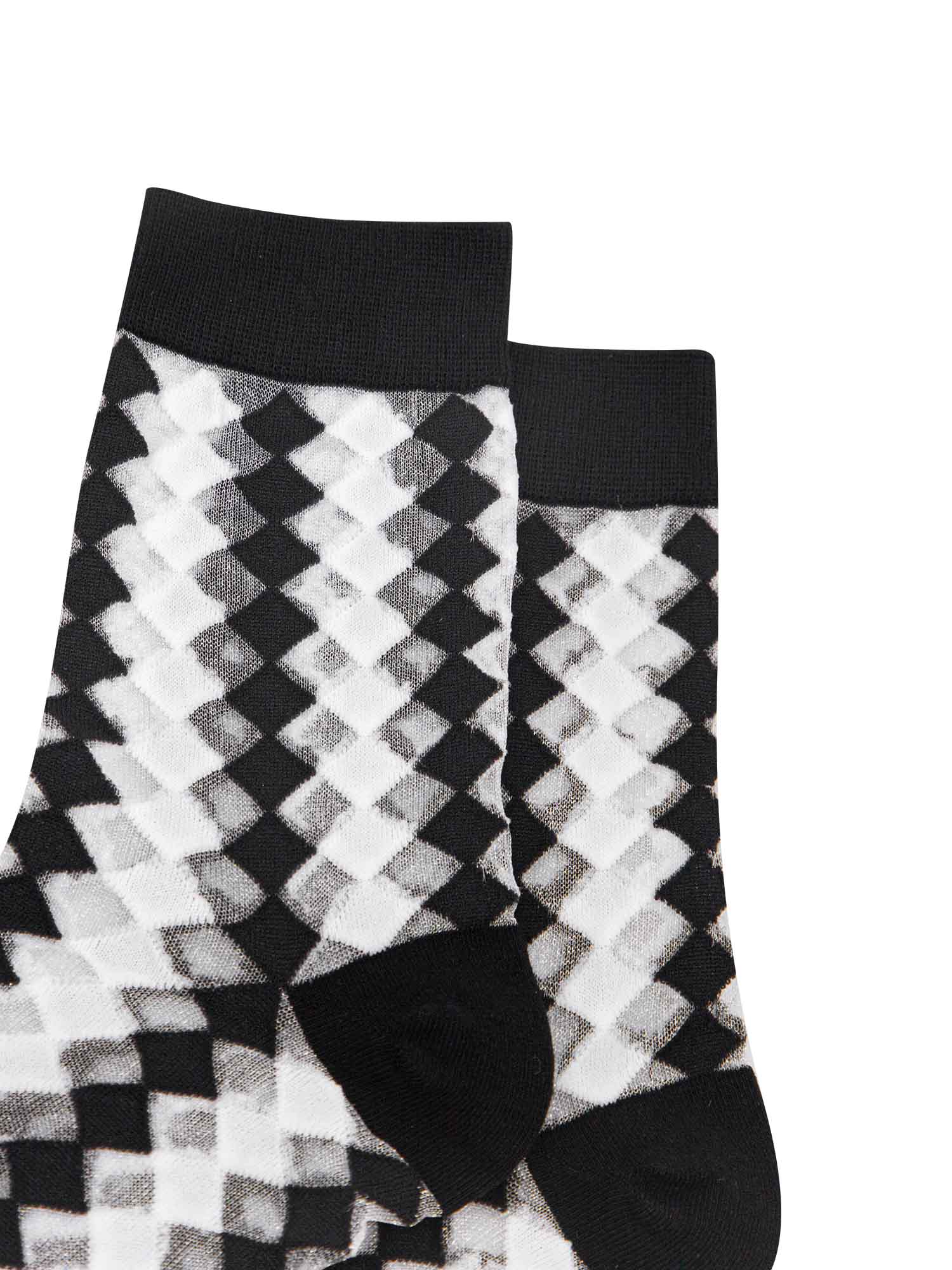 womens-sheer-ankle-socks-black-white-diamond-close-up
