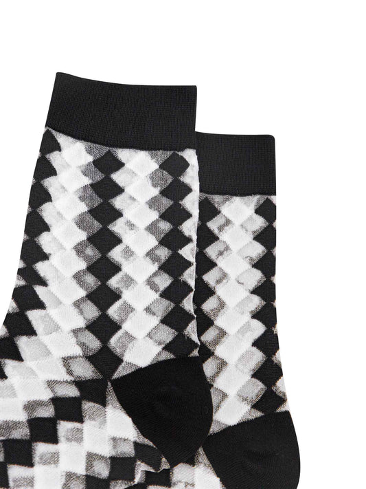womens-sheer-ankle-socks-black-white-diamond-close-up