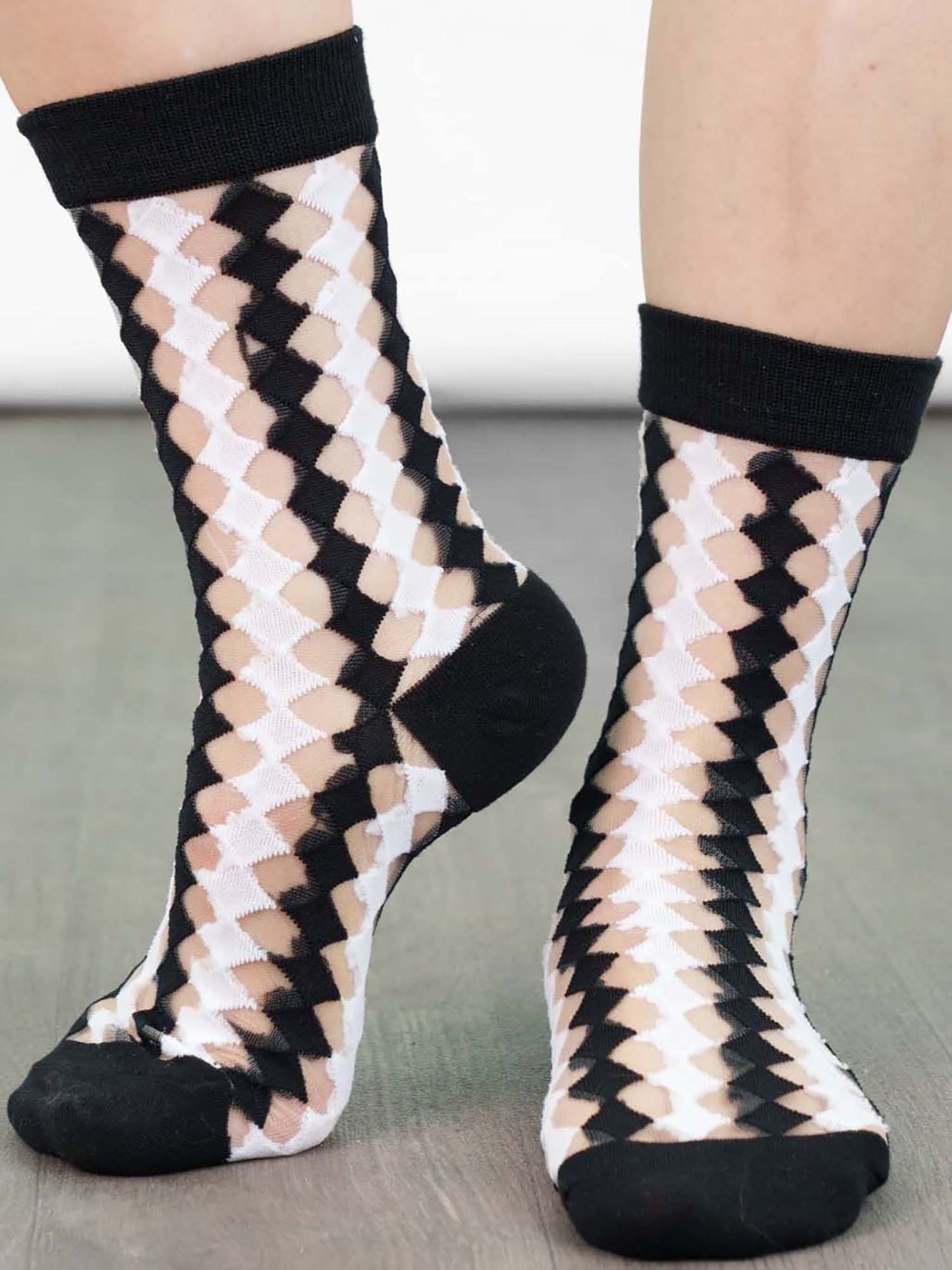 womens-sheer-ankle-socks-black-white-diamond-pattern