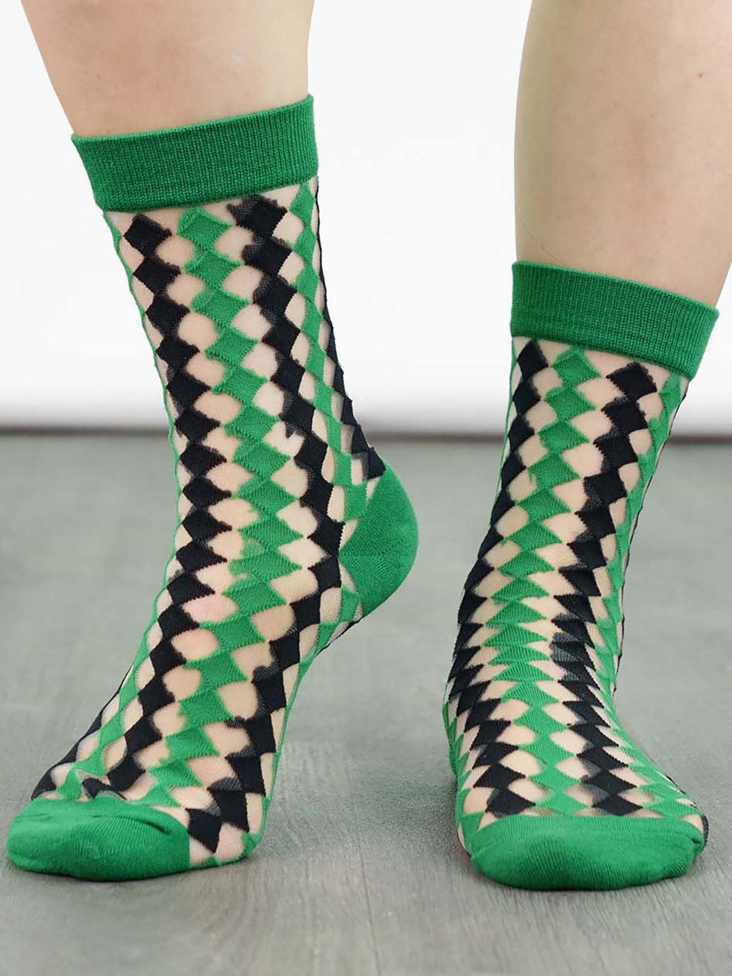 womens-sheer-ankle-socks-green-black-diamond-pattern