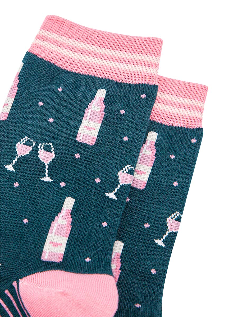 womens-bamboo-socks-forest-green-light-pink-rose-wine-close-up