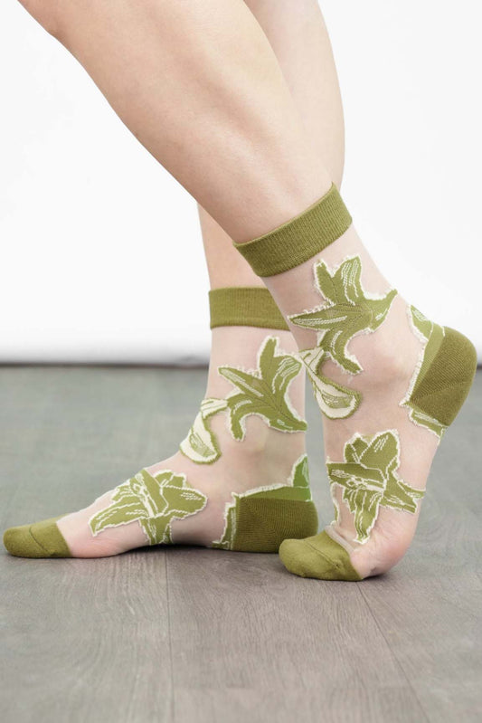 womens-sheer-ankle-socks-green-floral-lillies
