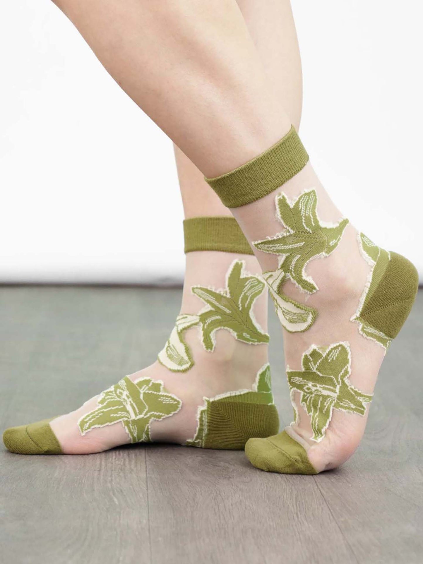 womens-sheer-ankle-socks-green-floral-lillies