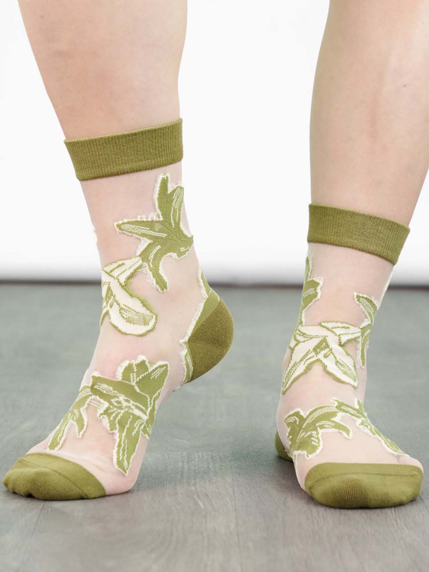 womens-sheer-ankle-socks-green-floral-lillies