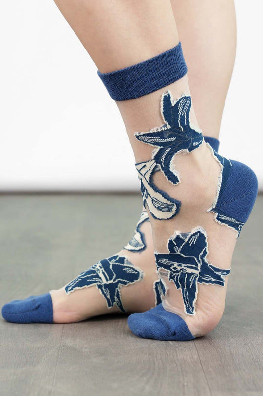 womens-sheer-ankle-socks-navy-blue-floral-lillies