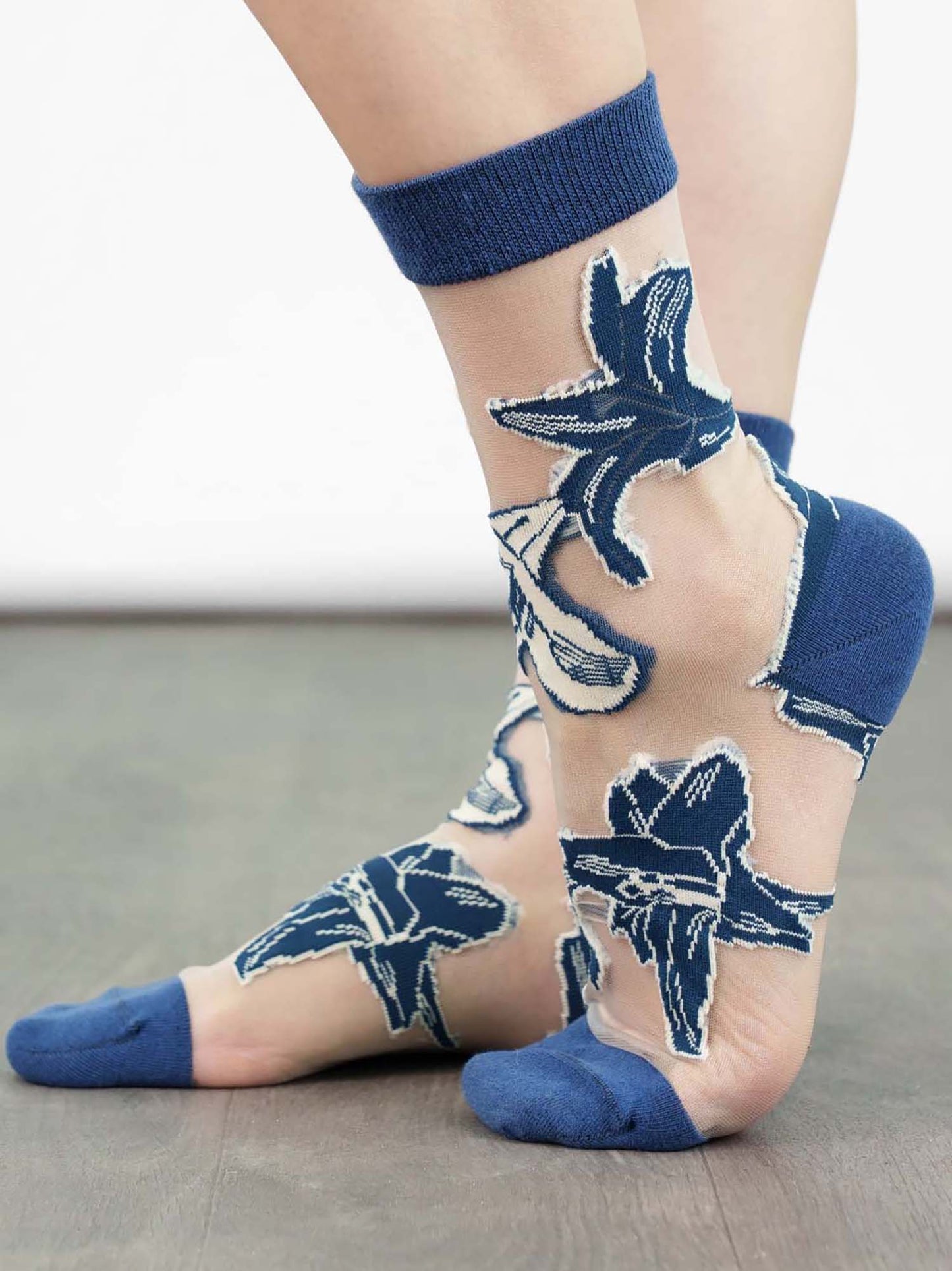 womens-sheer-ankle-socks-navy-blue-floral-lillies