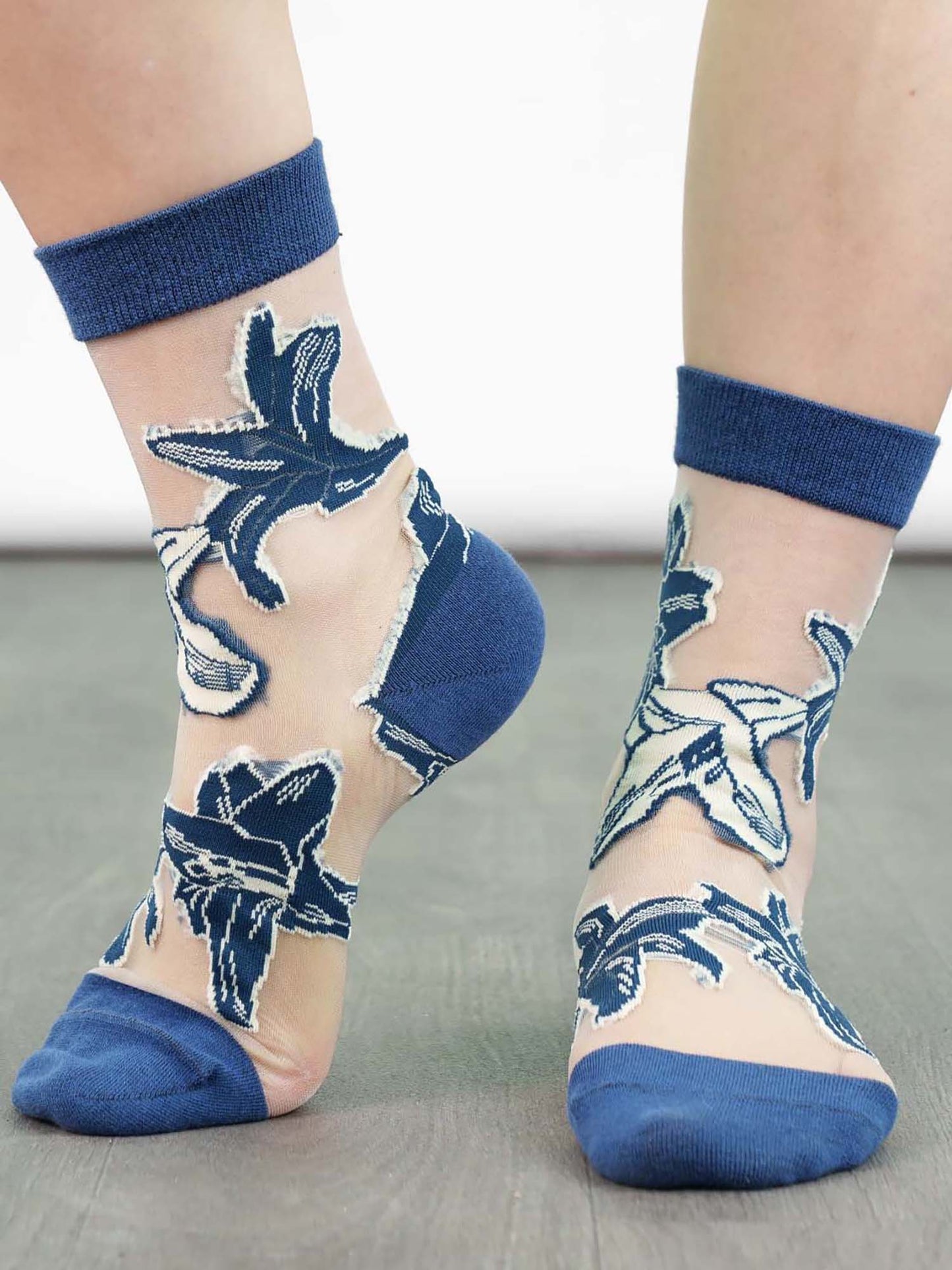 womens-sheer-ankle-socks-navy-blue-floral-lillies