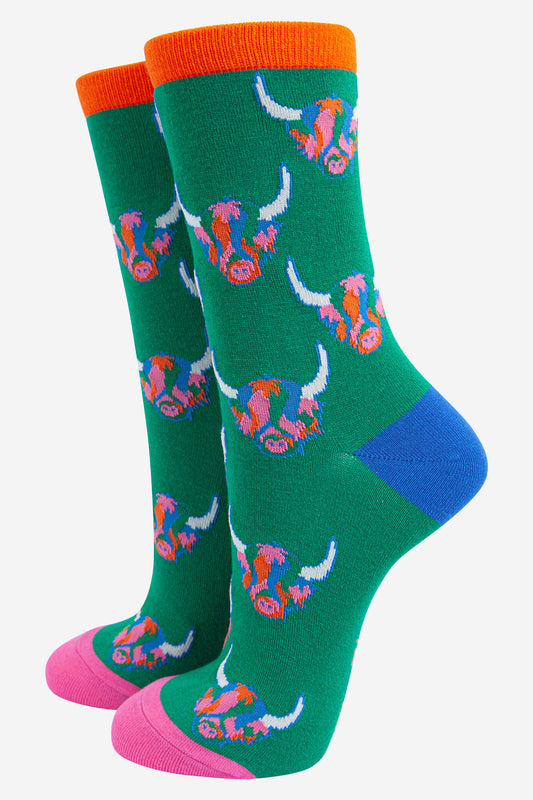 green bamboo ankle socks with a multicolorued rainbow highland cow print pattern