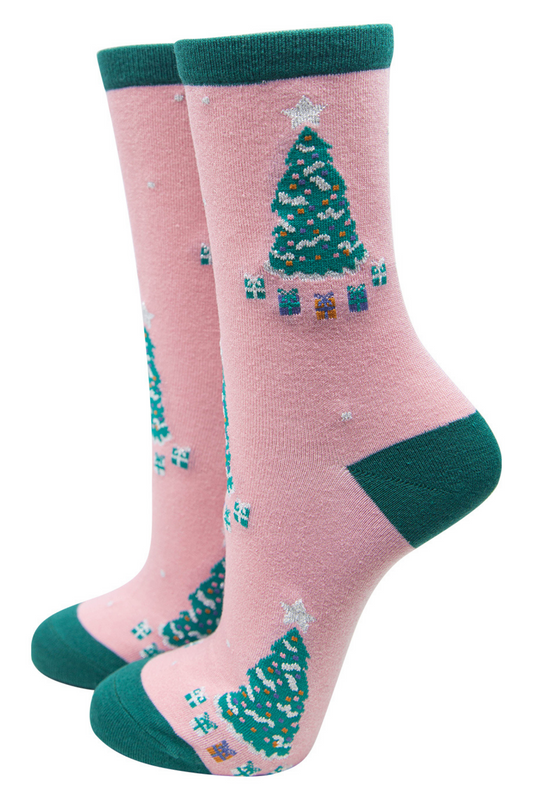 pink bamboo ankle socks with green toe, heel, trim with green xmas tress