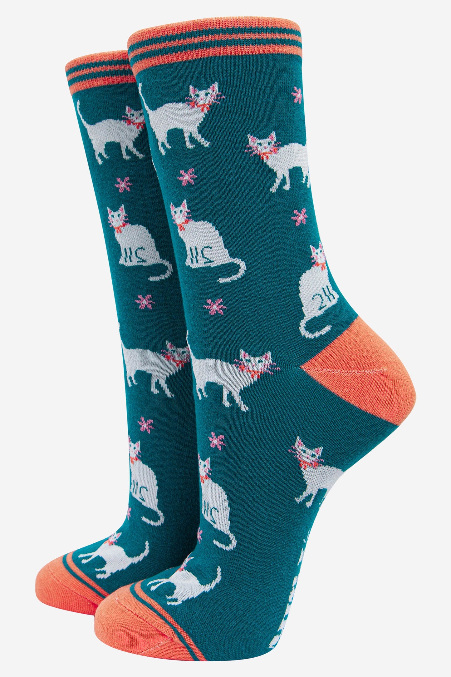 teal bamboo ankle socks with an all over pattern of white cats and pink daisy flowers
