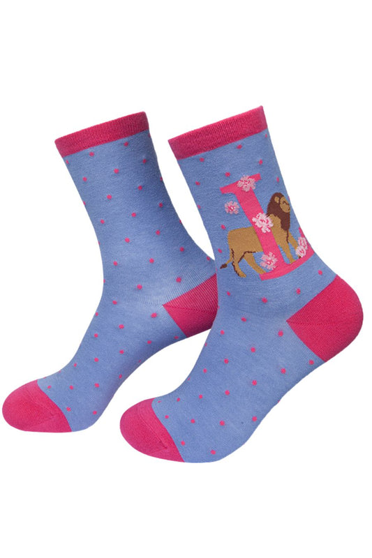 lilac, pink ankle socks with a letter L and a lion