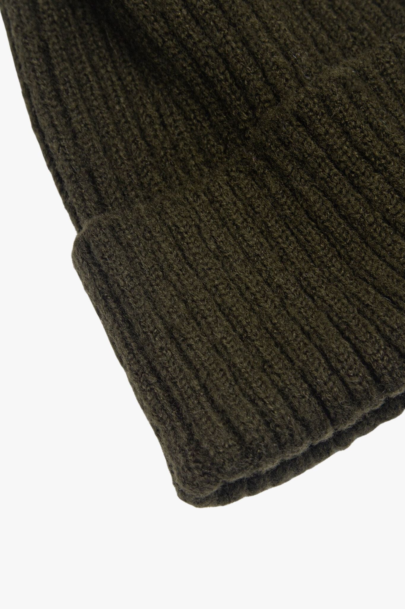 close up of the ribbed knitted pattern