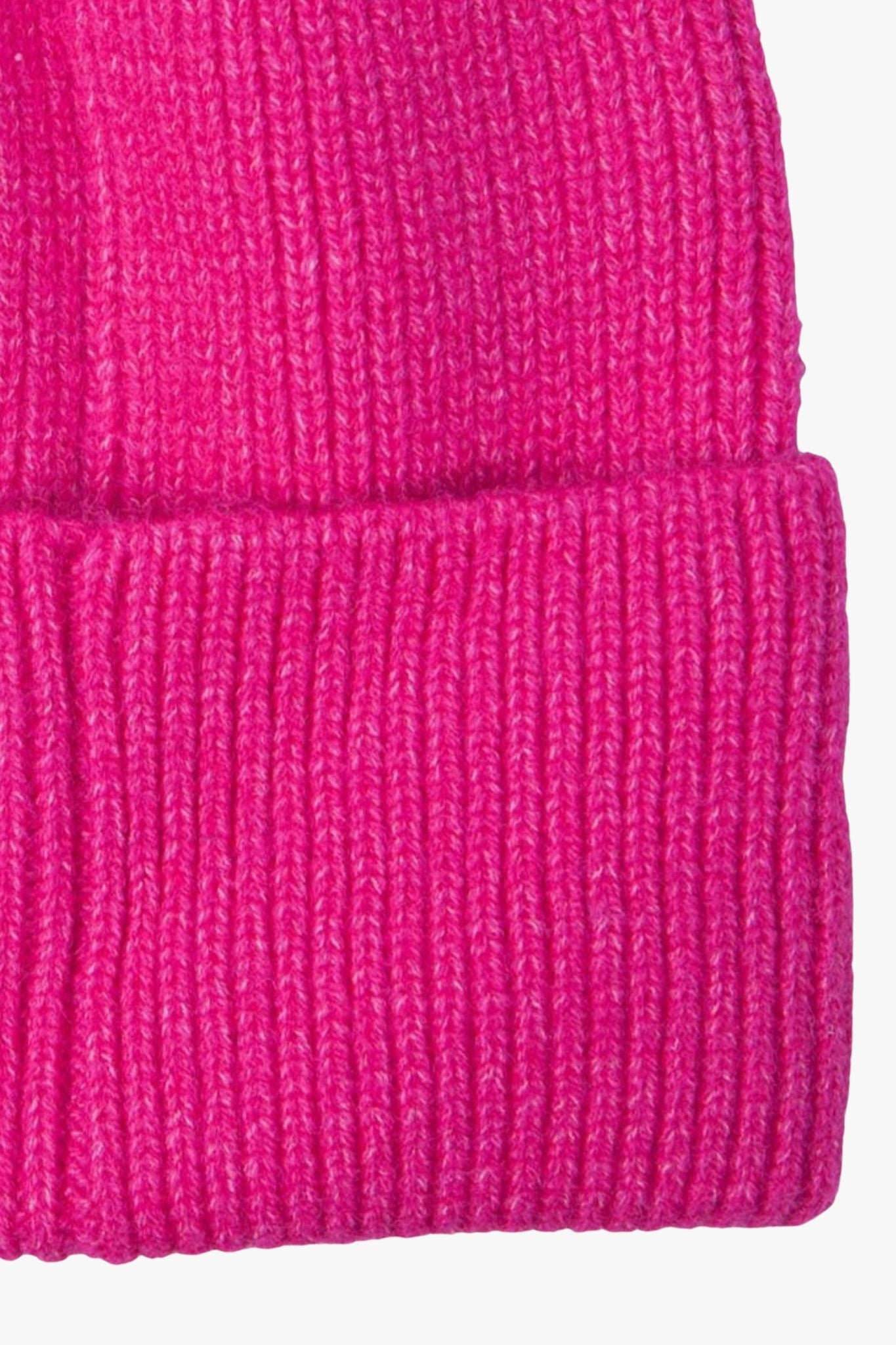 close up of the ribbed knitted material