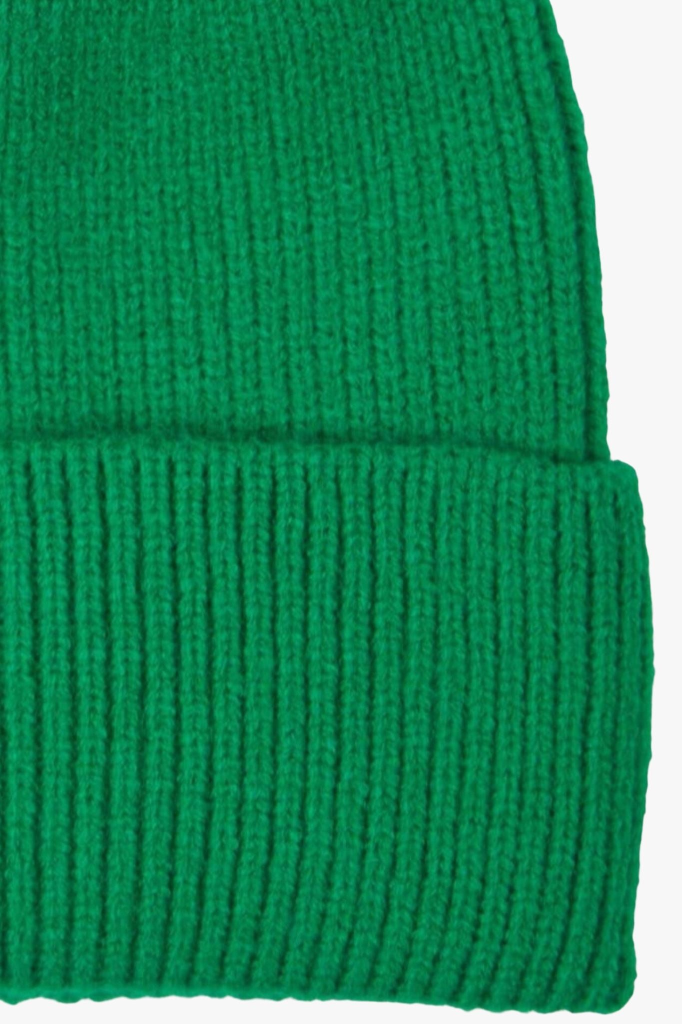 close up of the ribbed knitted fabric
